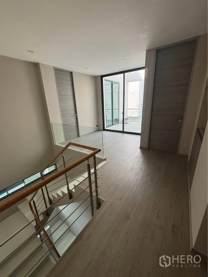 家庭办公室 for rent or sale in Suan Luang, Bangkok - 楼层过道，玻璃栏杆与楼梯。