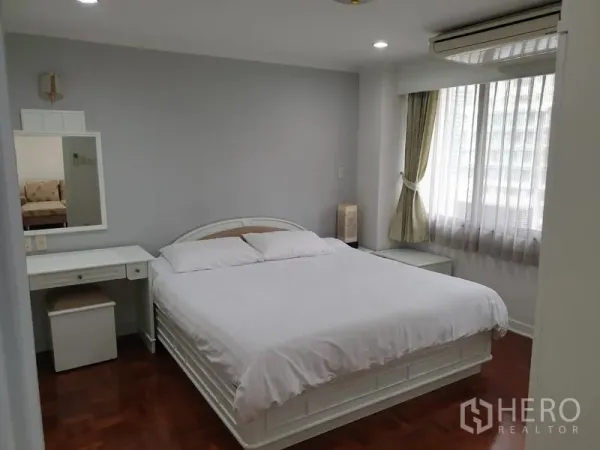 คอนโด ให้เช่าในWatthana, Bangkok - ห้องนอนหลักพร้อมเตียงคิงไซซ์ โต๊ะเครื่องแป้ง หน้าต่างบานใหญ่และเครื่องปรับอากาศ