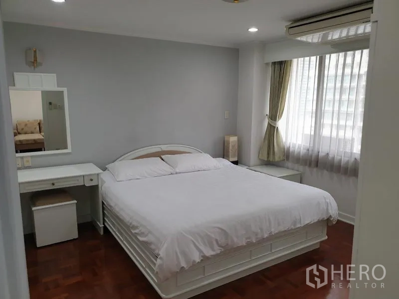 คอนโด ให้เช่าในWatthana, Bangkok - ห้องนอนหลักพร้อมเตียงคิงไซซ์ โต๊ะเครื่องแป้ง หน้าต่างบานใหญ่และเครื่องปรับอากาศ