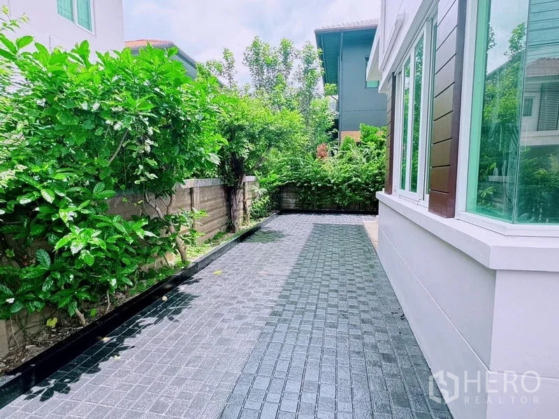 บ้าน ให้เช่าในPrawet, Bangkok - ทางเดินข้างบ้านปูพื้น พร้อมสวนและต้นไม้เขียวชอุ่ม