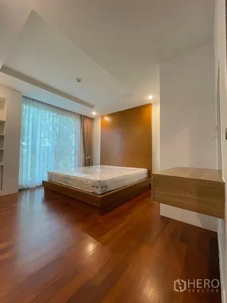 คอนโด ให้เช่าในWatthana, Bangkok - ห้องนอนสว่าง พื้นไม้ เตียงแพลตฟอร์ม ผนังตกแต่ง และผ้าม่านโปร่งเต็มผนัง
