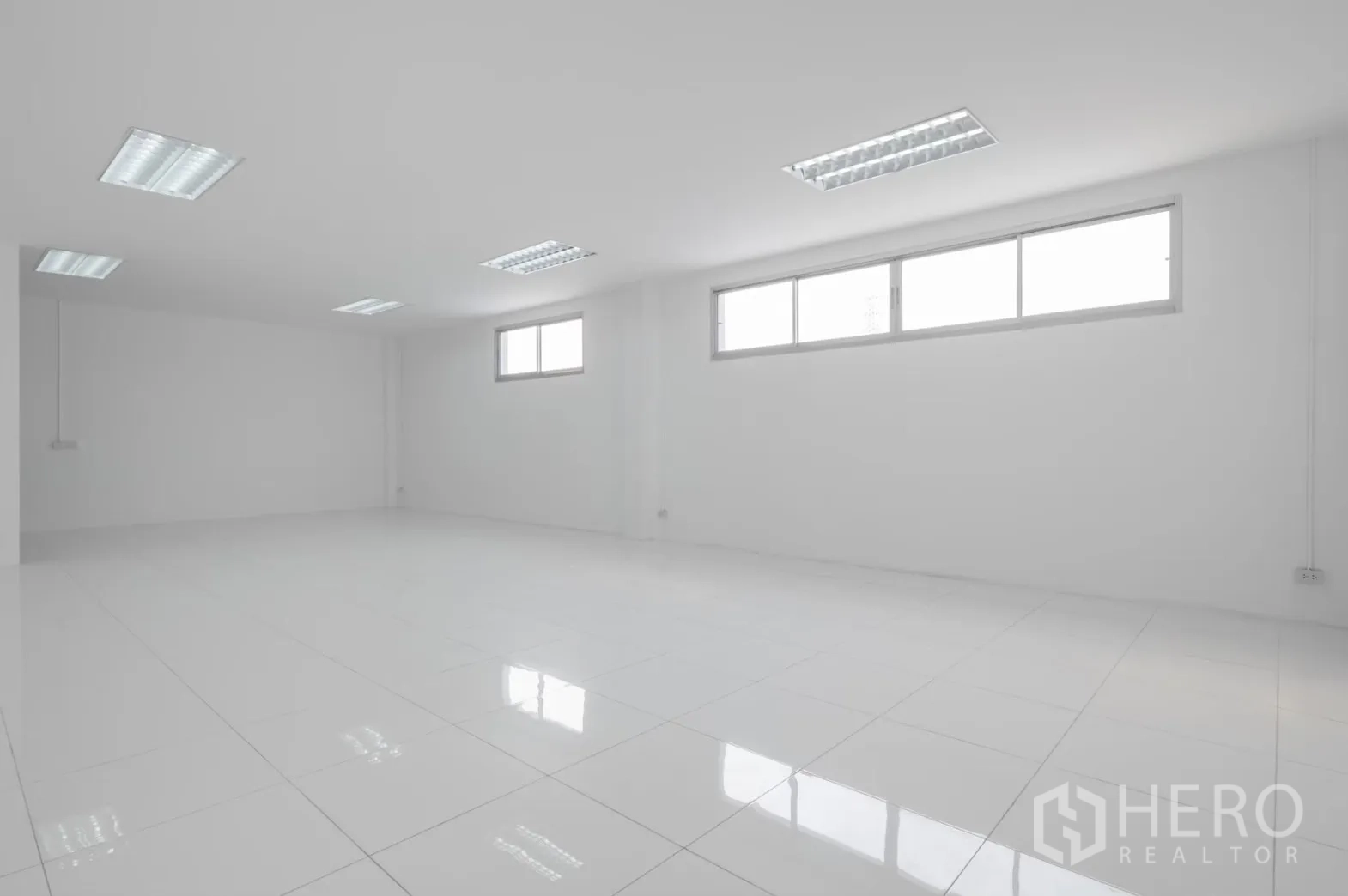 Factory for rent in Pathum Thani - Minimal office area with two windows and bright natural light.
