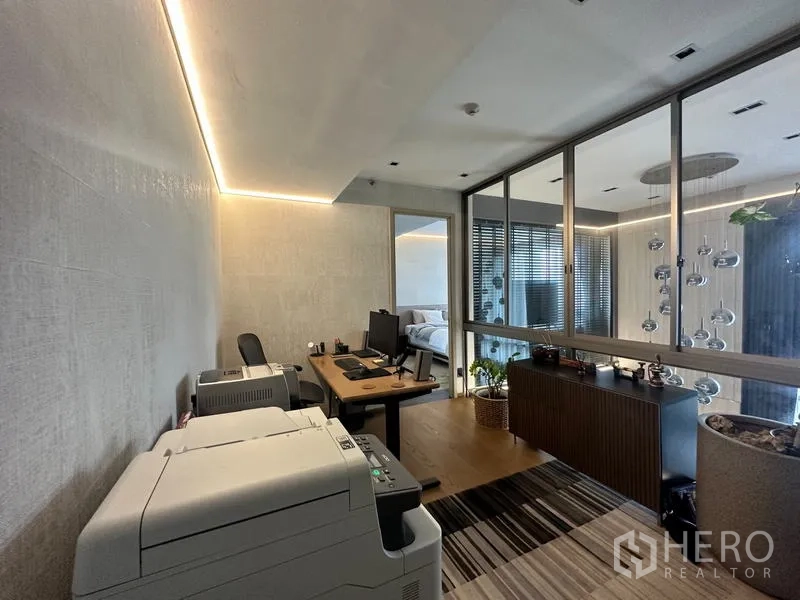 公寓 出售在Watthana, Bangkok - 家庭办公室，打印机、长桌与面向客厅的玻璃墙
