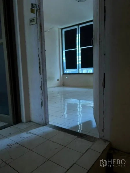 店屋 出租在Watthana, Bangkok - 小房间，落地大窗配深色遮光帘，白色亮面地砖。