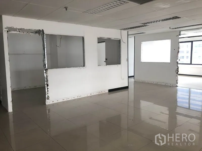 办公空间 出租在Watthana, Bangkok - 开放式工作区，切开的隔断与大窗户