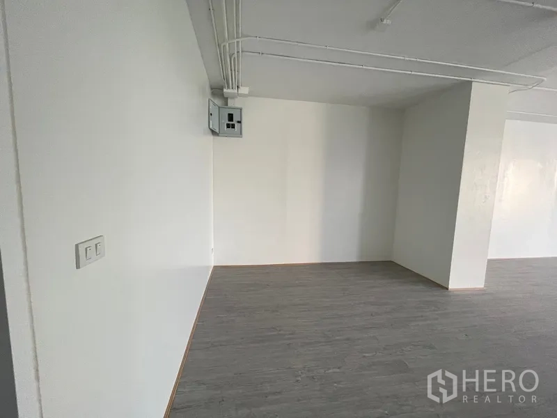 办公空间 出租在Bang Rak, Bangkok - 未装修办公空间内的配电箱与立柱特写。