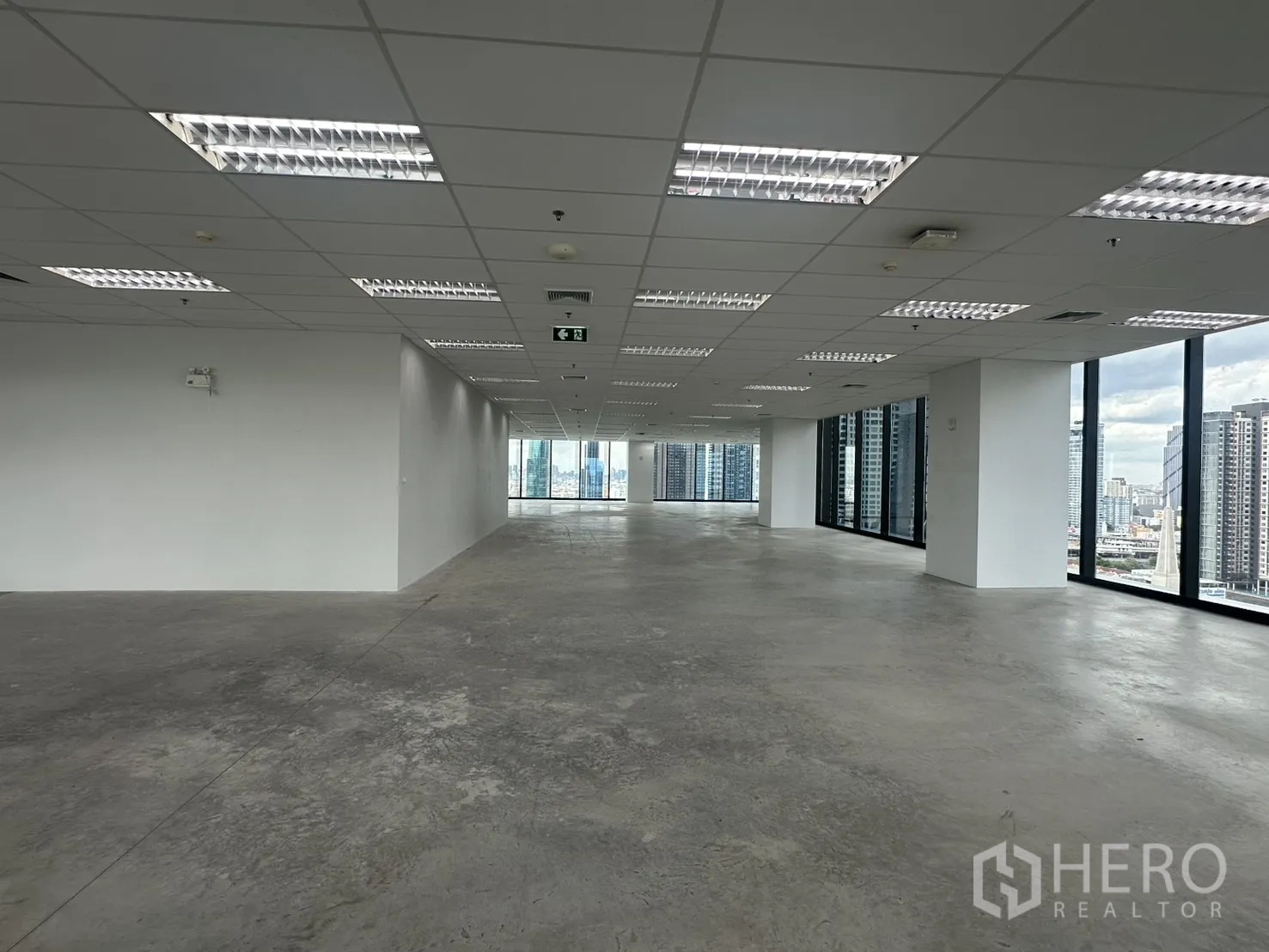 ออฟฟิศ for rent in Ratchathewi, Bangkok - แปลนชั้นลึก มีหน้าต่างสองด้านและพื้นคอนกรีตขัดมัน