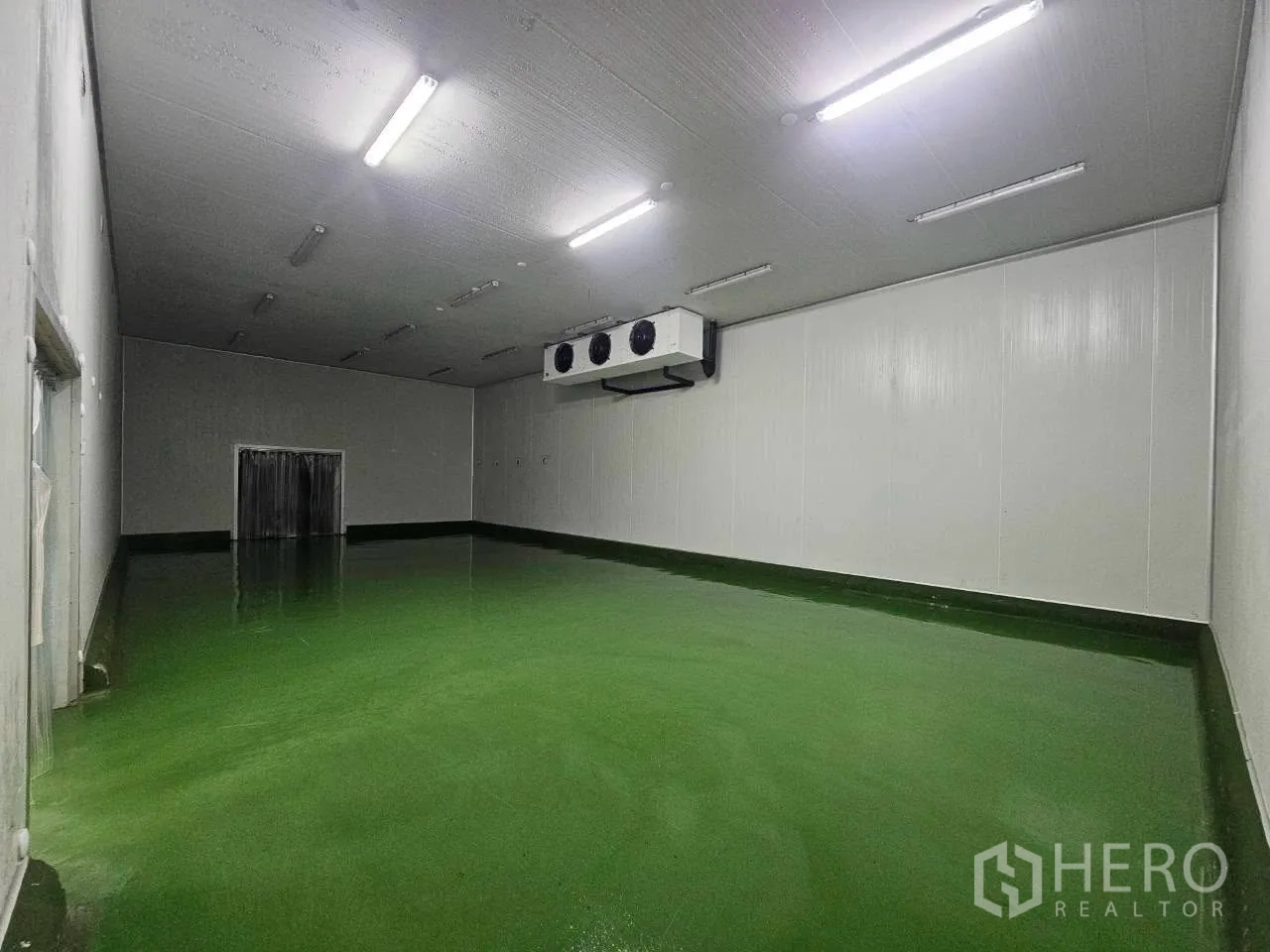 โรงงาน for rent in Mueang Samut Sakhon, Samut Sakhon - ห้องเก็บความเย็นขนาดใหญ่พื้นสีเขียว พร้อมคอยล์เย็นบนเพดาน