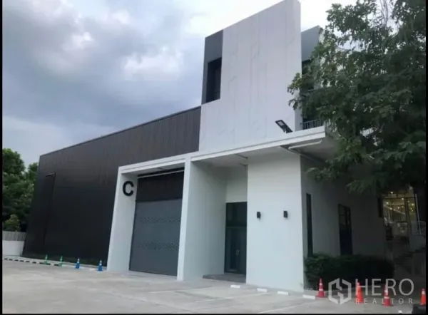 办公空间 出租在Wang Thonglang, Bangkok - 旺通朗现代办公楼，带卷闸装卸口、雨棚入口和停车位。