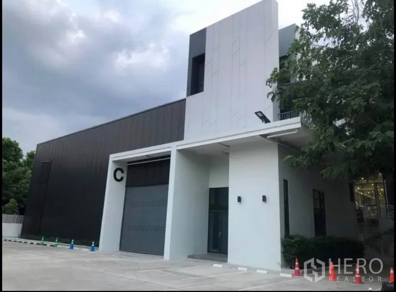办公空间 出租在Wang Thonglang, Bangkok - 旺通朗现代办公楼，带卷闸装卸口、雨棚入口和停车位。