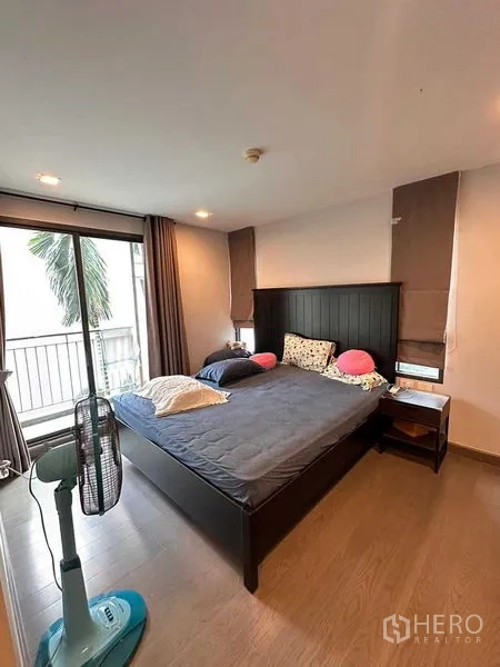 คอนโด ให้เช่า - ห้องนอนหลักมีทางออกสู่ระเบียงและพื้นไม้