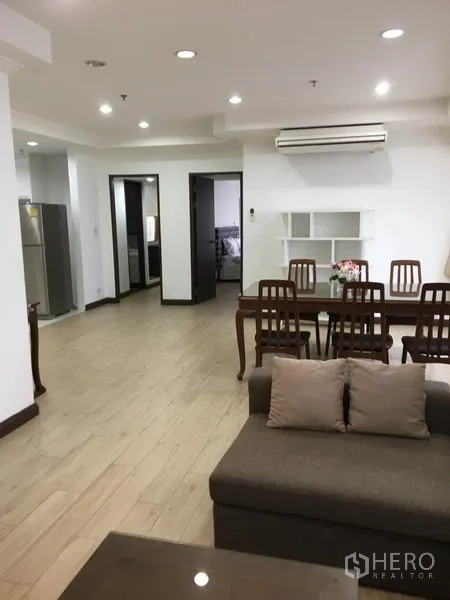 公寓 出租在Watthana, Bangkok - 六人餐桌、走廊通往卧室，嵌灯与空调机
