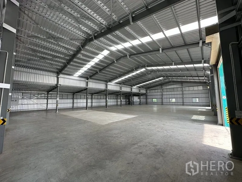 货栈 出租在Mueang Nonthaburi, Nonthaburi - 无柱大跨度库区，天窗采光与坚固立柱，适合货架布局。