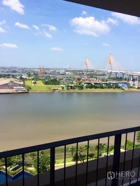 公寓 出租在Yan Nawa, Bangkok - 阳台眺望河景与普密蓬大桥及城市天际线。