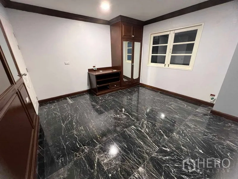 บ้าน ขายในBang Na, Bangkok - ห้องนอนพื้นหินอ่อนสีดำเงา พร้อมตู้บิลท์อินไม้