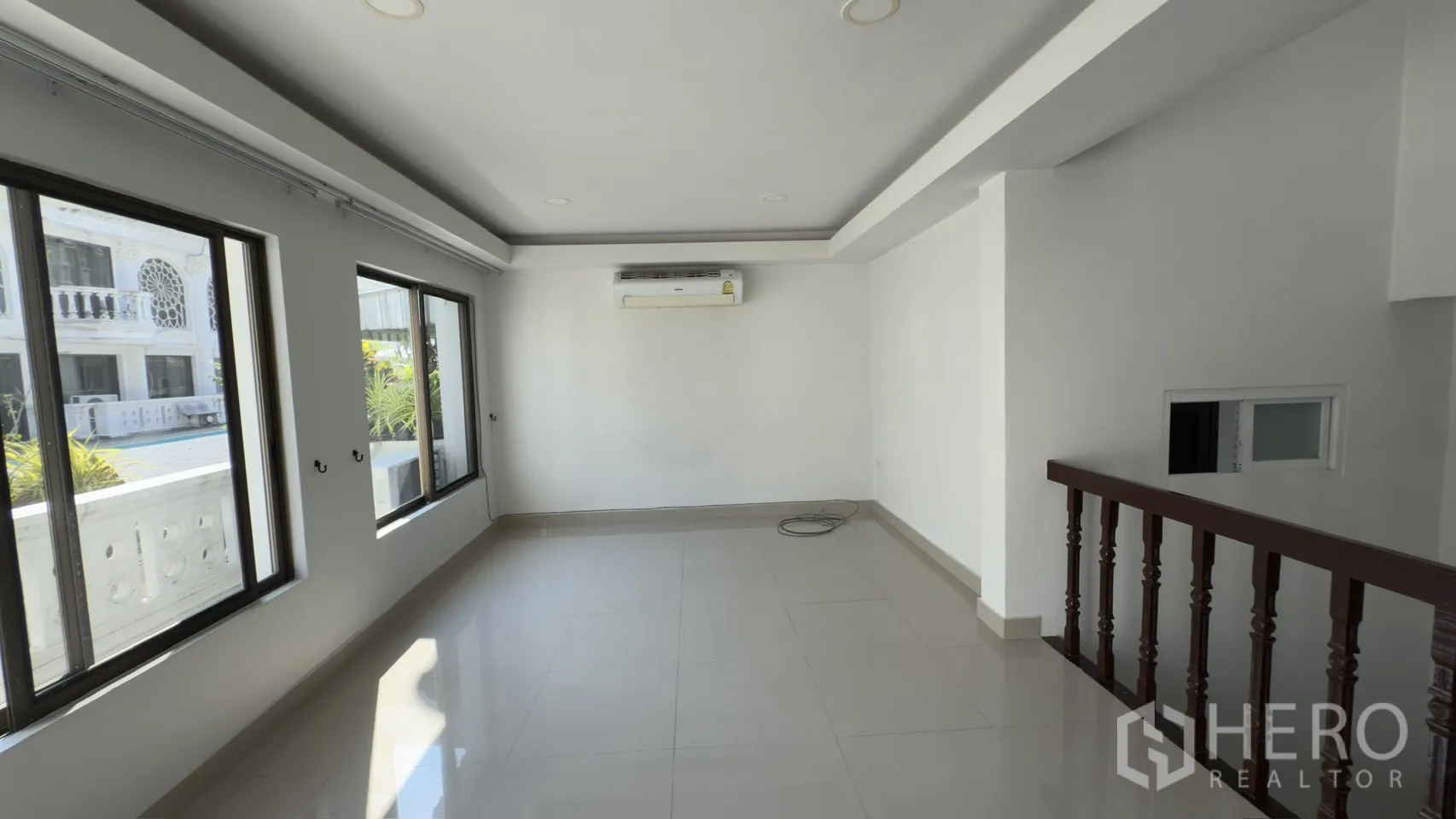 联排别墅 for rent in Watthana, Bangkok - 从客厅望向楼梯的大窗与空调的视角。
