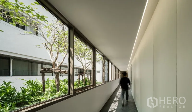 สำนักงาน ให้เช่าในBang Kapi, Bangkok - โถงทางเดินภายใน อาคารพร้อมหน้าต่างยาวมองสวนสีเขียว