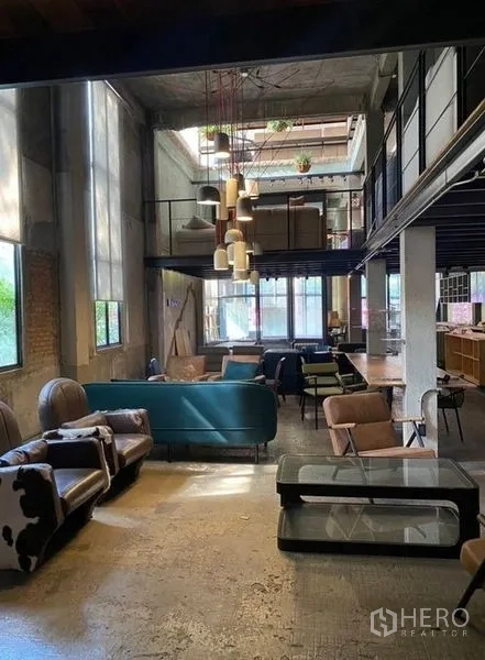 零售空间 出租在Bang Na, Bangkok - 中庭视角看向夹层，簇状吊灯与蓝绿色沙发