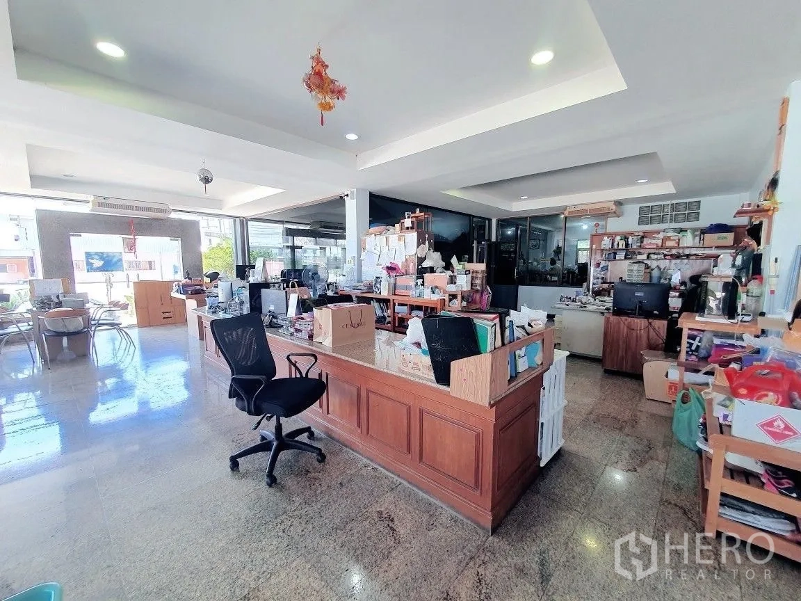 货栈 出租在Lam Luk Ka, Pathum Thani - 开放式办公室内景，办公桌与置物架