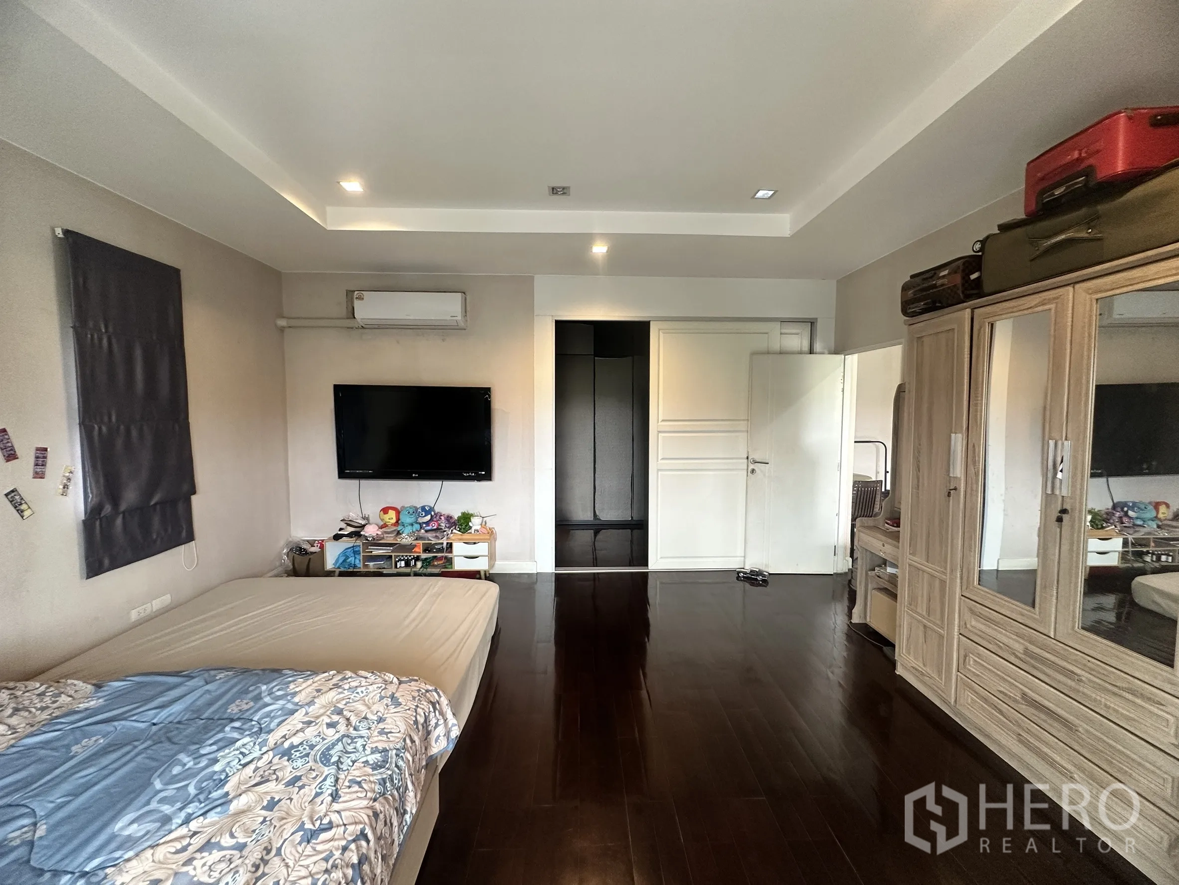 独栋房屋 for sale in Pak Kret, Nonthaburi - 主卧另一角，挂墙电视、衣柜与嵌灯。