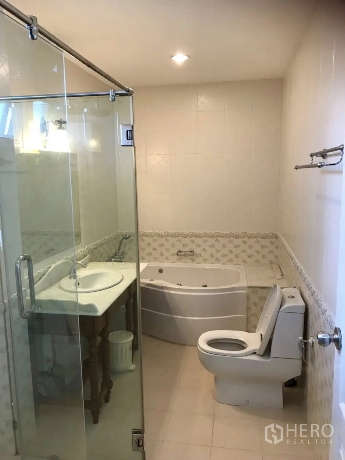 บ้านเดี่ยว for rent in Mueang Samut Prakan, Samut Prakan - ห้องน้ำมีตู้กระจกอาบน้ำ อ่างอาบน้ำ และอ่างล้างหน้า