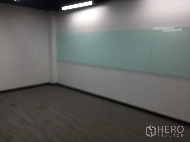 สำนักงาน ให้เช่าในHuai Khwang, Bangkok - ห้องประชุมขนาดเล็กติดกระดานแก้วบนผนังและไฟเพดาน