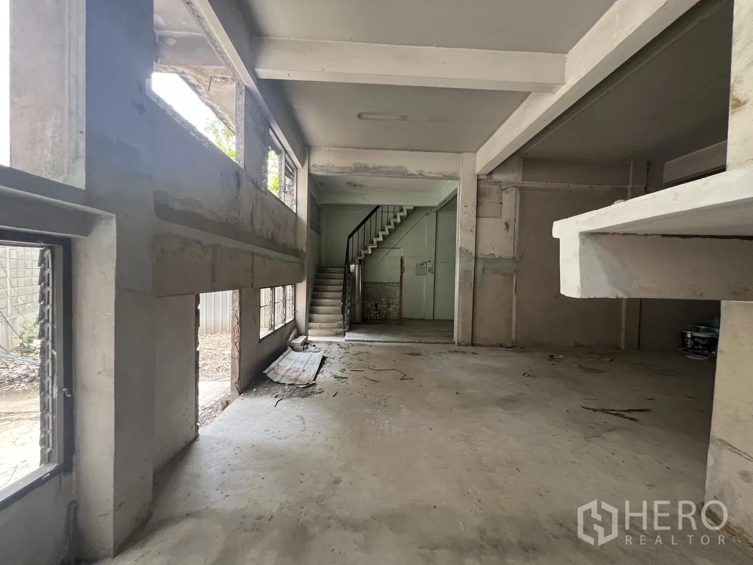 ตึกแถว for rent in Bang Rak, Bangkok - ภายในมีหน้าต่างและบันไดขึ้นชั้นบน