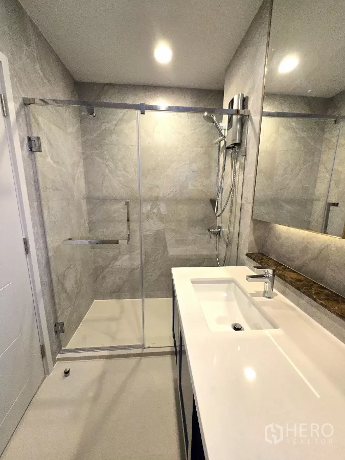 บ้าน ให้เช่าในBang Phli, Samut Prakan - ห้องน้ำสไตล์โมเดิร์น ฝักบัวขนาดใหญ่และท็อปหินสีขาว