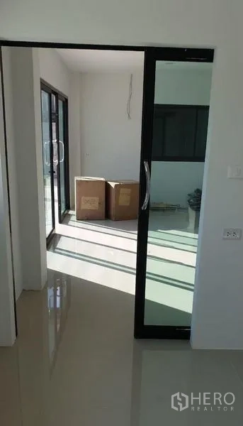 工厂 出租在Lam Luk Ka, Pathum Thani - 采光明亮的办公室走道，推拉玻璃门与亮面地砖