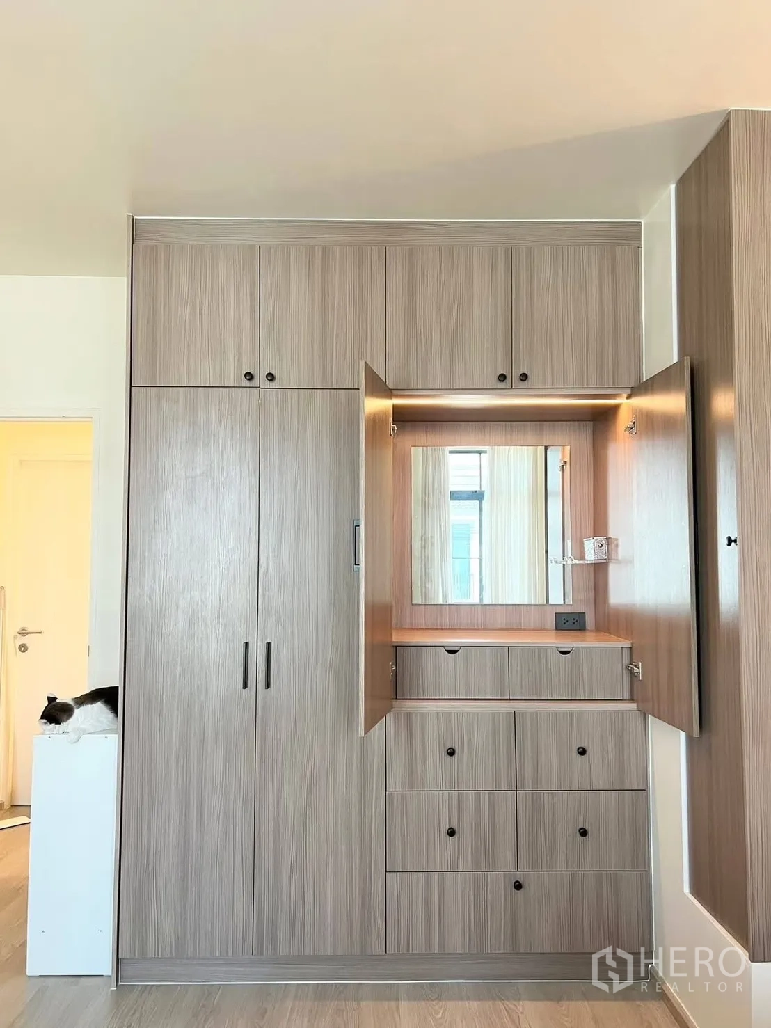 ทาวน์เฮาส์ for rent in Bang Phli, Samut Prakan - ตู้เสื้อผ้าบิลท์อินพร้อมโต๊ะเครื่องแป้งและตู้เก็บของหลายช่อง