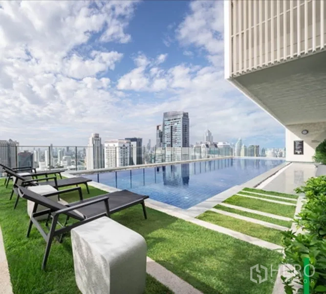 คอนโด ให้เช่าในWatthana, Bangkok - สระว่ายน้ำอินฟินิตี้บนดาดฟ้า พร้อมวิวสกายไลน์และเก้าอี้อาบแดด