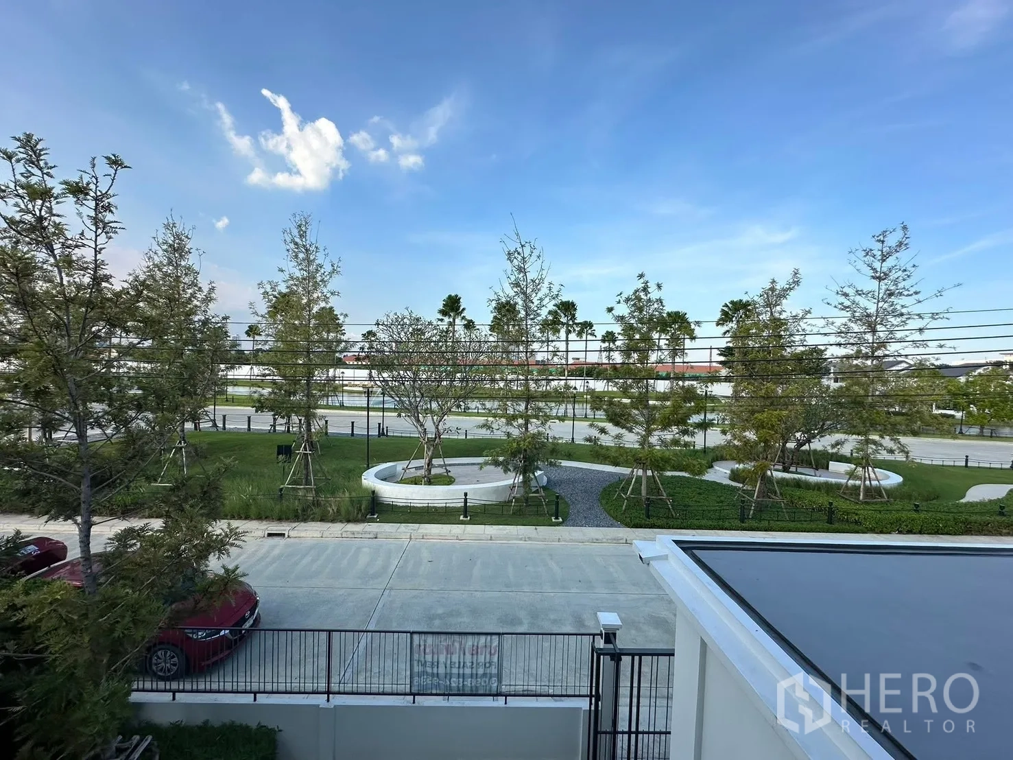 独栋房屋 for rent in Bang Phli, Samut Prakan - 二楼阳台望向中央花园与步道。