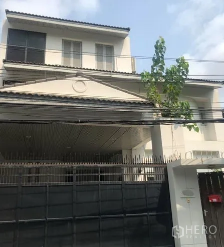 Detached House for rent in Bang Rak, Bangkok - Gated two-storey detached house with tiled roof and covered carport in Bang Rak, Bangkok.