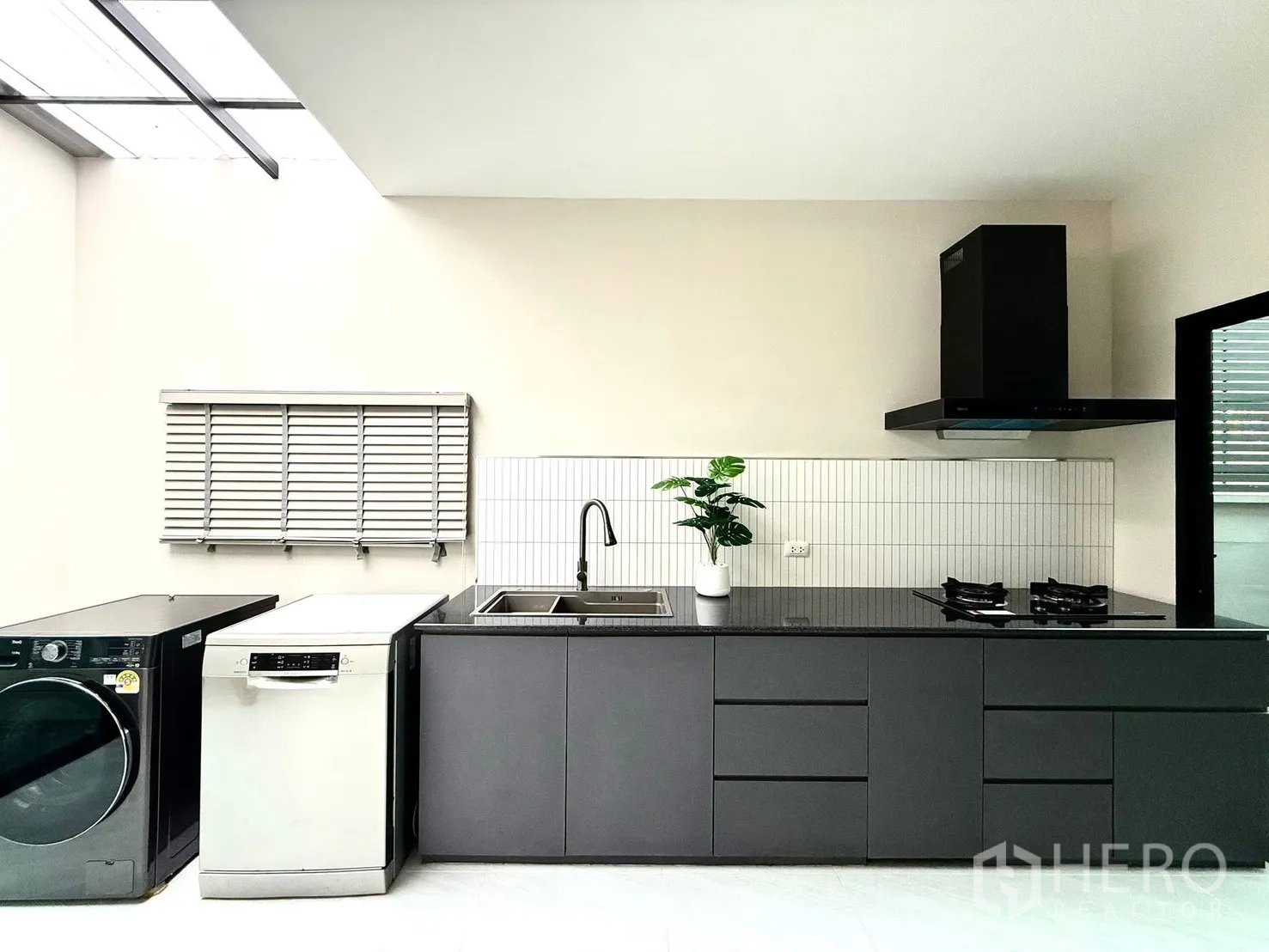 บ้านแฝด for rent in Bang Phli, Samut Prakan - ครัวไทยแยกส่วนพร้อมเตาแก๊ส เครื่องดูดควัน อ่างล้างจาน เครื่องซักและเครื่องล้างจาน ใต้หลังคาโปร่งแสง