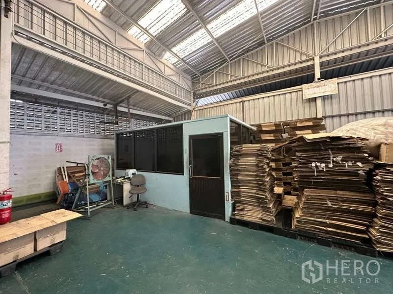 货栈 出租在Yan Nawa, Bangkok - 仓内独立小办公室，旁有纸板托盘与设备，位于高挑屋顶下。