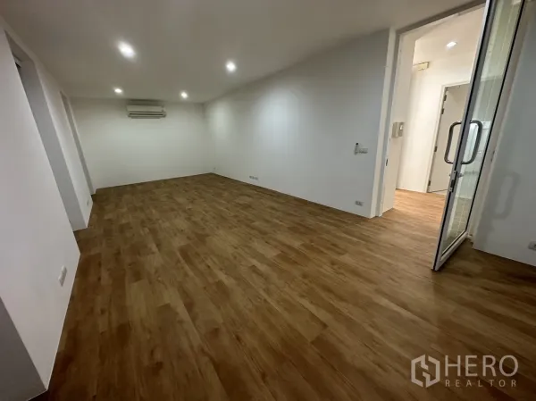 สำนักงานที่บ้าน ให้เช่าในPhra Khanong, Bangkok - พื้นที่ทำงานโล่งกว้าง พื้นไม้ไฟฝังฝ้า และประตูกระจก