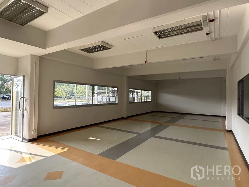 โรงงาน ให้เช่าในBang Phli, Samut Prakan - สำนักงานชั้นล่าง หน้าต่างบานใหญ่และพื้นลายกระเบื้องไวนิล