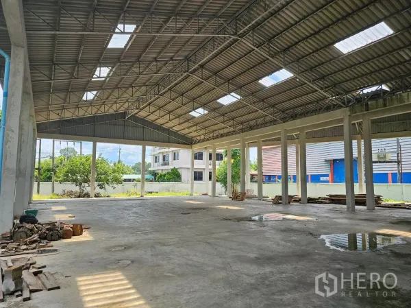 โรงงาน ให้เช่าหรือขายในMueang Rayong, Rayong - ลานโรงงานแบบเปิดด้านหนึ่ง เสาโครงสร้างสูง หลังคาเมทัลชีท มองเห็นลานและต้นไม้ภายนอก
