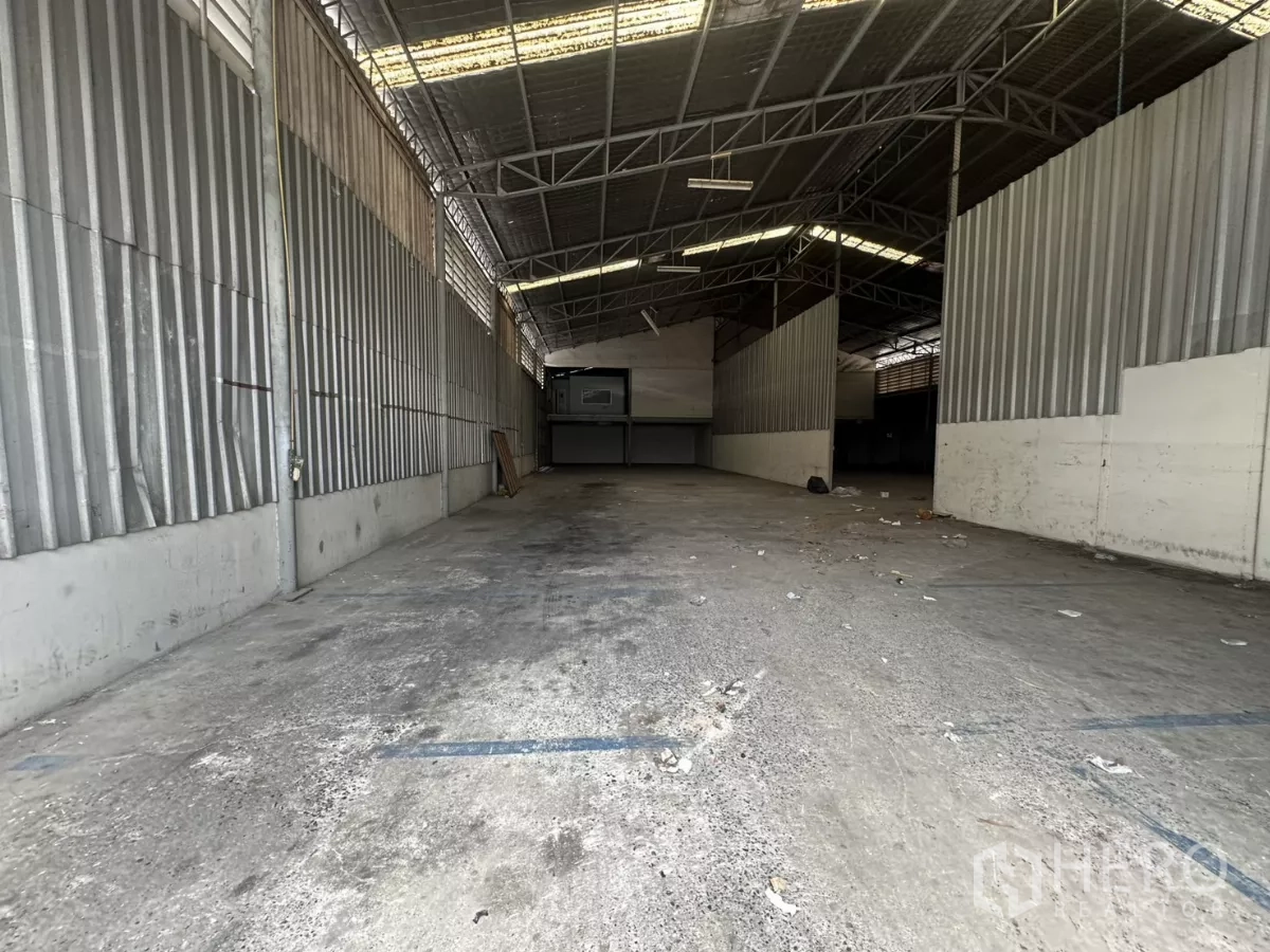 คลังสินค้า ให้เช่าในSuan Luang, Bangkok - ช่วงโกดังลึก ผนังเมทัลชีท และเส้นมาร์คกิ้งพื้น