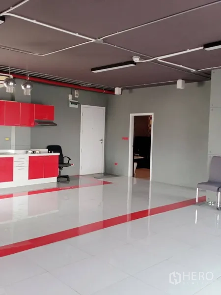 办公空间 出租在Khlong Toei, Bangkok - 宽敞办公区，红色橱柜、办公椅，并有通往独立房间的门。