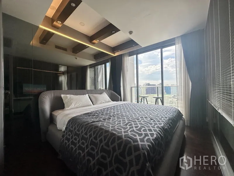 公寓 出售在Watthana, Bangkok - 主卧连接阳台，落地窗框出城市景观