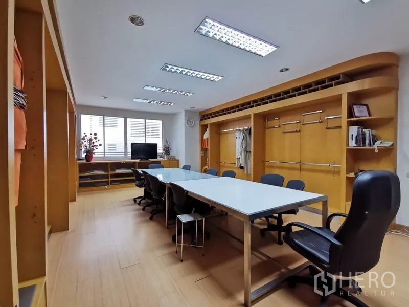 办公空间 出租在Khlong San, Bangkok - 会议室，长会议桌、办公椅与整面木质柜体。