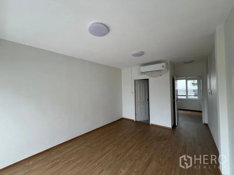 带办公室的家 出租在Huai Khwang, Bangkok - 带空调的卧室，门洞通向另一房间。