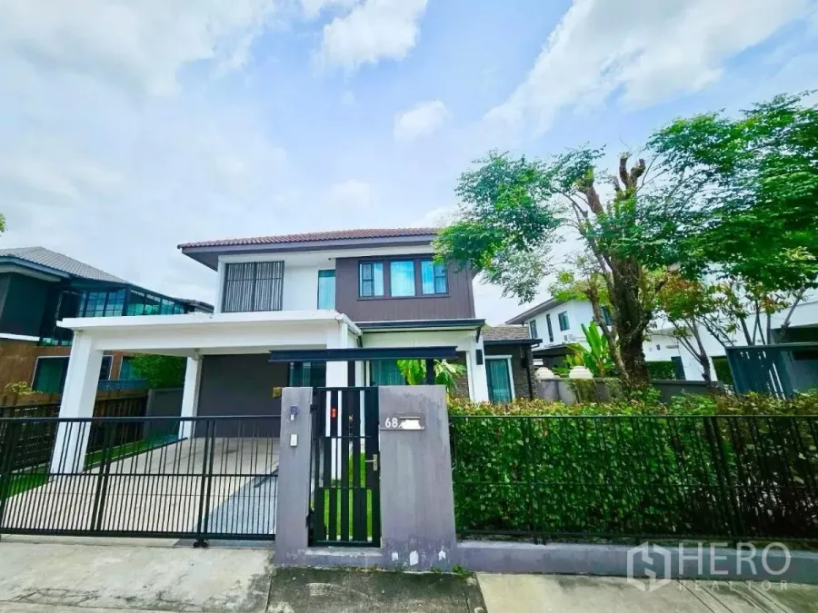 บ้าน ให้เช่าหรือขายในBang Phli, Samut Prakan - ด้านหน้าบ้านเดี่ยวสองชั้นสไตล์โมเดิร์น พร้อมประตูรั้วและที่จอดรถในร่ม.