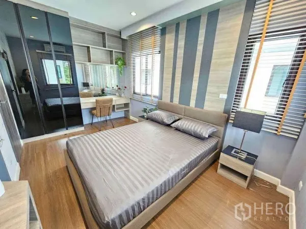 独立式住宅 出租在Prawet, Bangkok - 第三卧室，条纹特色墙、衣柜与角落书桌