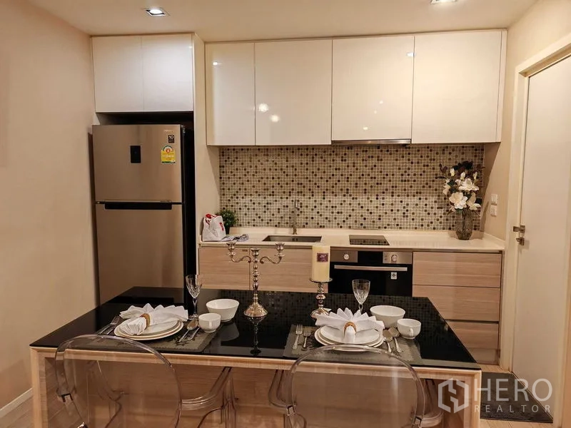 公寓 出租在Watthana, Bangkok - 内置厨房，马赛克墙面、餐桌与家电齐全