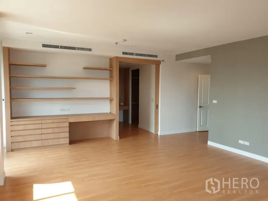 Condominium for rent in Watthana, Bangkok - Large multi-purpose room with floating shelves, built-in desk and wood floors.