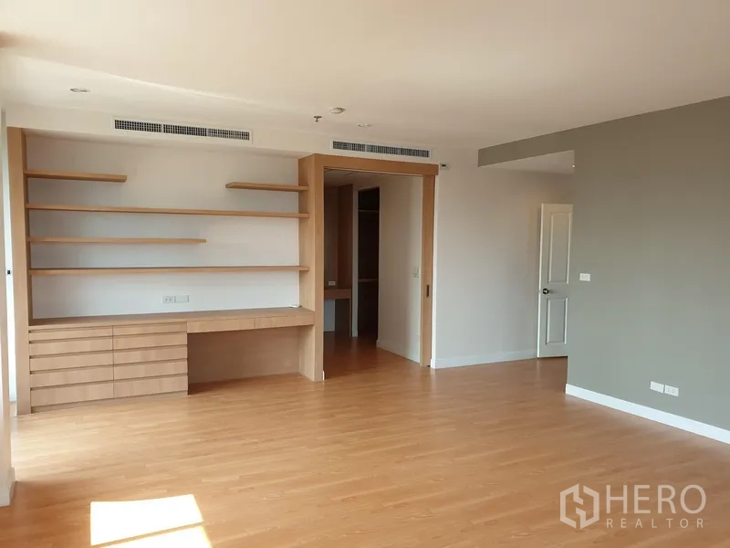 Condominium for rent in Watthana, Bangkok - Large multi-purpose room with floating shelves, built-in desk and wood floors.