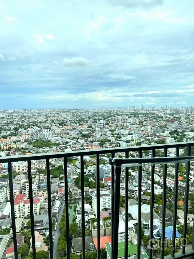 คอนโด ให้เช่าในWatthana, Bangkok - ราวระเบียงมองออกไปยังวิวเมืองกรุงเทพฯ กว้างไกล