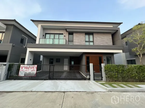 บ้าน ให้เช่าในBang Phli, Samut Prakan - ภาพหน้าบ้านเดี่ยวสองชั้นสไตล์โมเดิร์น พร้อมรั้วและทางรถเข้าที่ The City บางนา บางพลี